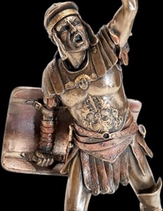 Dekorativ gladiator figur stående heroisk på hylde
